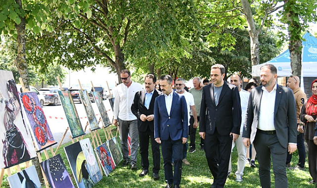Başiskele Sahili’nde öğrenci resim sergisi açıldı
