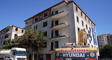 Beylikdüzü’nde riskli sitenin yıkımı başladı