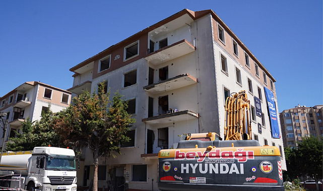 Beylikdüzü’nde riskli sitenin yıkımı başladı