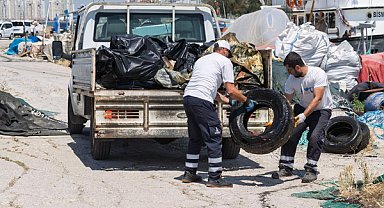 Bostanlı’da deniz dibinden lastik, masa ve klozet kapağı çıkarıldı