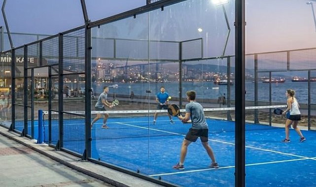 Bostanlı Sahili'nde padel kortlarının yapımına başlandı