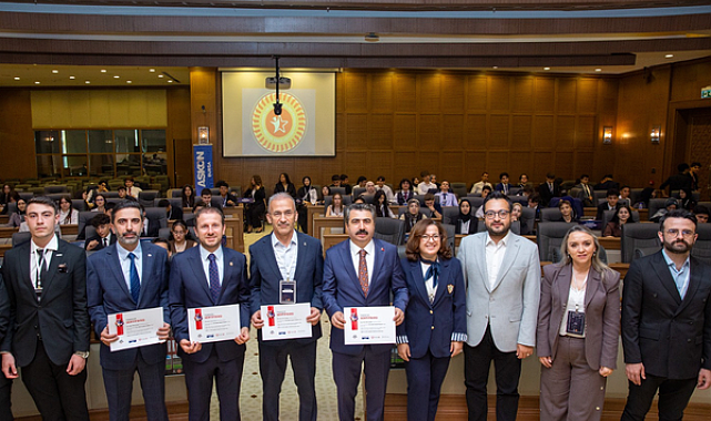 Bursa’da liselilerden meclis deneyimi: 180 öğrenci üç gün boyunca kanun yazacak
