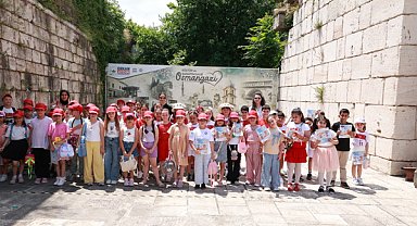 Bursa'da öğrenciler surlarda kitap okudu