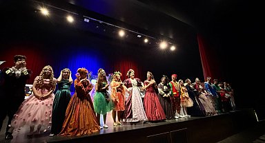 Çayırovalı genç tiyatroculardan alkış alan performans