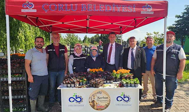 Çorlu seralarında yetiştirilen çiçekler vatandaşlara dağıtıldı