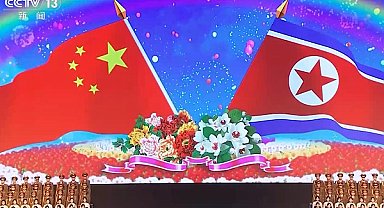 Cumhurbaşkanı Xi ve eşi, Kuzey Kore’de özel sanat gösterisini izledi