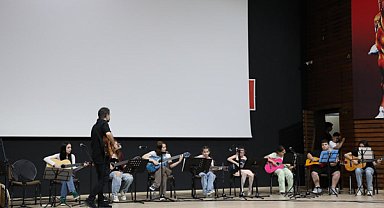Edremit’te kursiyerlerden müzik dinletisi gerçekleştirildi
