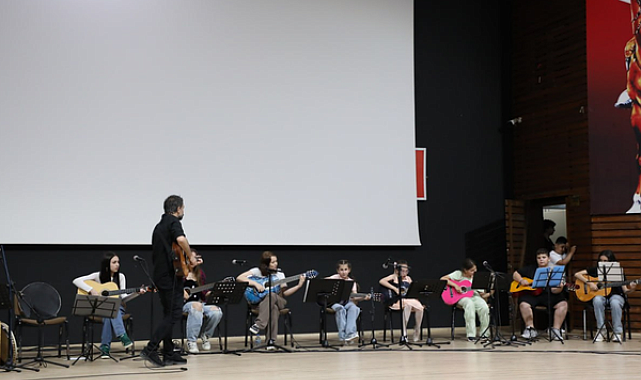 Edremit’te kursiyerlerden müzik dinletisi gerçekleştirildi