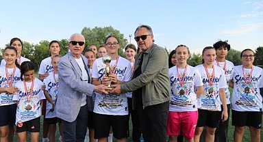 Eskişehir Büyükşehir Spor Kulübü U15 Kızlar Ligi’nin ilk şampiyonu oldu