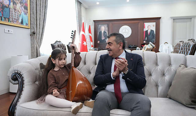 Görme engelli Nil Korkmaz, müzik eğitimi için Bakan Tekin’i ziyaret etti