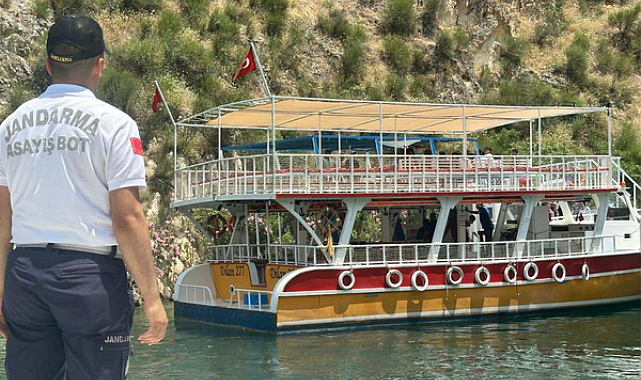 Halfeti’de arızalanan tur teknesindeki yolcular tahliye edildi