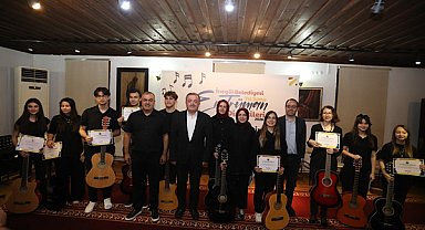 İnegöl'de gitar kursu kursiyerleri sertifikalarını aldı