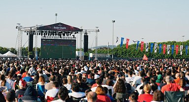 İstanbul’da milli maç dev ekranlarda izlendi