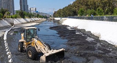 İzmir'de Körfez'e akan kirliliği azaltmak için dere temizlikleri sürüyor