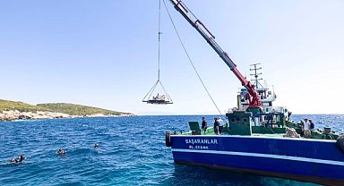 İzmir’de midye kabuklarından üretilen yapay resifler denizle buluştu
