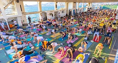 İzmir Körfezi’nde 400 kişinin katılımıyla yoga etkinliği düzenlendi