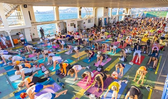 İzmir Körfezi’nde 400 kişinin katılımıyla yoga etkinliği düzenlendi