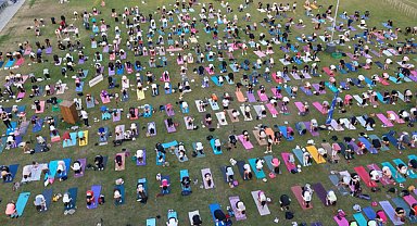 İzmir Yoga Festivali Kültürpark’ta başladı: Yüzlerce kişi çimlerde buluştu