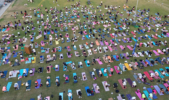 İzmir Yoga Festivali Kültürpark’ta başladı: Yüzlerce kişi çimlerde buluştu