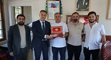İzmit Belediyesi, muhtarlara yönelik doğum günü ziyaretlerine devam ediyor