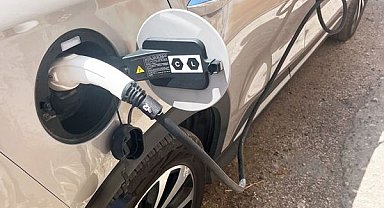 Kaçak elektrikle araç şarj istasyonu!