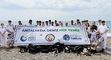 Konyaaltı Sahili'nde öğrencilerle kıyı temizliği yapıldı