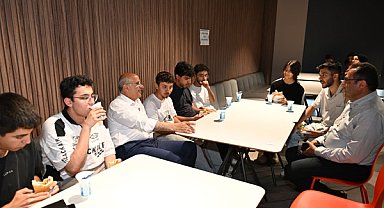 Malatya Şehir Kütüphanesi’nde öğrencilere yemek ikramı