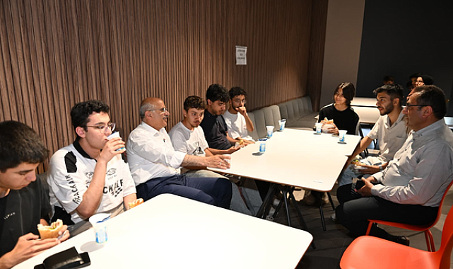 Malatya Şehir Kütüphanesi’nde öğrencilere yemek ikramı