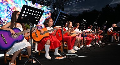 Manisa’da çocuklar yıl sonu gösterileriyle sahne aldı