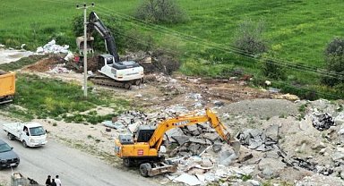 Manisa’da kaçak moloz temizlendi