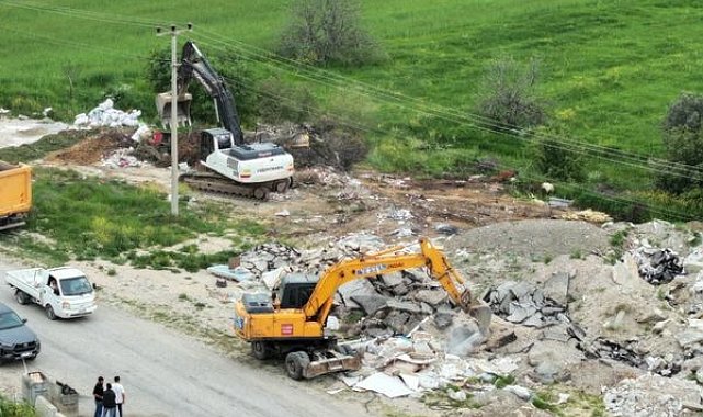 Manisa’da kaçak moloz temizlendi