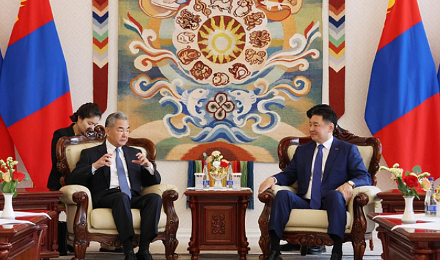Moğolistan Cumhurbaşkanı Khurelsukh Wang Yi’yi kabul etti