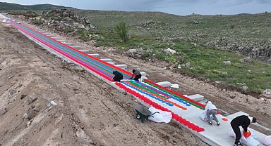 Niğde’de 285 metrelik renkli kaydırak hizmete açılmaya hazırlanıyor