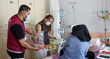 Onkoloji servisindeki çocuklara moral etkinliği
