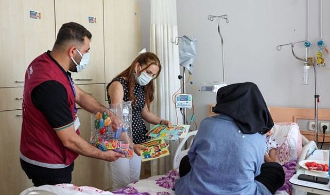 Onkoloji servisindeki çocuklara moral etkinliği
