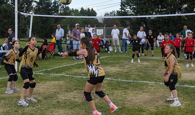 Osmangazi’de 1500 kız çocuğu Mini Voleybol Şenliği’nde buluştu