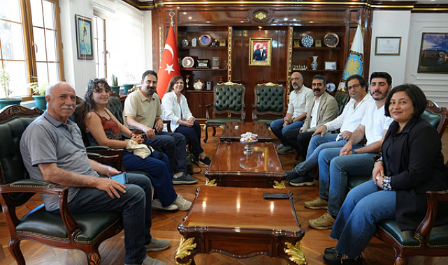 Sanatçı Mikail Aslan’dan Diyarbakır Büyükşehir Belediyesi Eşbaşkanlarına ziyaret