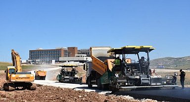 Siirt’te hastane bağlantı yolunda asfalt çalışması devam ediyor