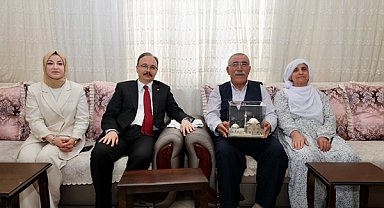 Siirt Valisi Kızılkaya 51 yıllık evli çifte ziyaret gerçekleştirdi