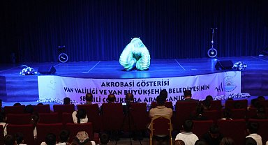 Van Büyükşehir Belediyesi’nden öğrencilere akrobasi ve jonglör şovu