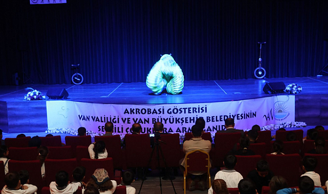 Van Büyükşehir Belediyesi’nden öğrencilere akrobasi ve jonglör şovu