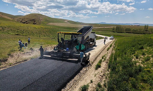 Van'da 15 kilometrelik grup yolunda asfalt çalışması sürdürülüyor