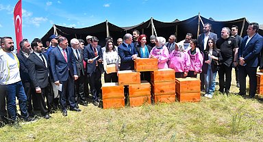 Van’da 150 aileye 3 bin arılı kovan dağıtıldı