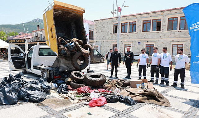 Yeni Foça’da denizden yüzlerce kilogram atık çıkarıldı