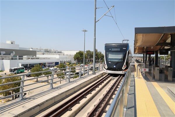 Antalya Büyükşehir Belediyesi, Antalya Havalimanı’nda yeni bir tramvay durağını hizmete