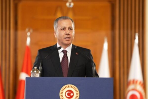 İçişleri Bakanı Ali Yerlikaya, yangınlara karşı; orman işçileriyle, itfaiyecilerle, AFAD’la,