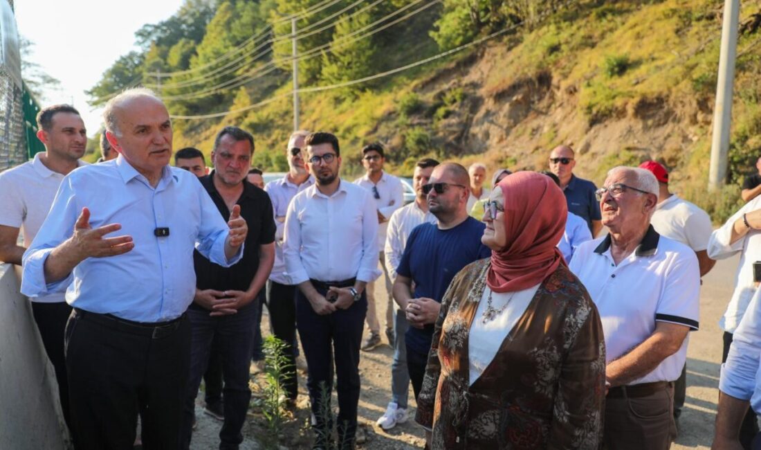 Düzce Belediye Başkanı Dr. Faruk Özlü, belediye meclis üyeleriyle birlikte,