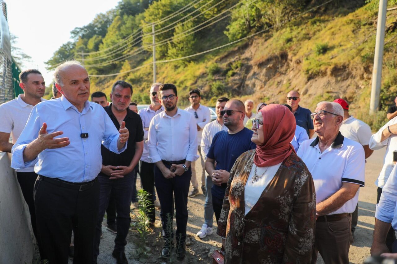 Düzce Belediye Başkanı Dr. Faruk Özlü, belediye meclis üyeleriyle birlikte,