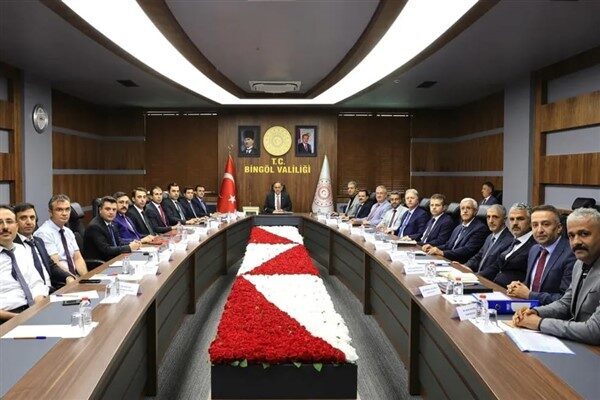 Toplantıya Vali Yardımcısı, ilçe kaymakamları, İl Genel Meclisi Başkanı, İl