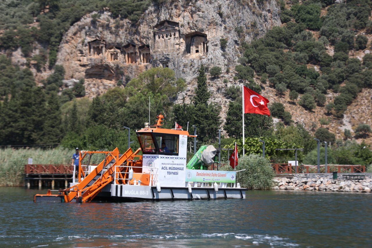 Muğla Büyükşehir Belediyesi, doğaya duyarlı yaklaşımıyla çevresel temizlik ve deniz